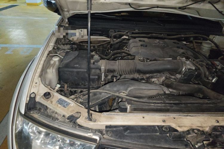 Used Mitsubishi Pajero Sport 2013 3.0L Automatic 4x4 Flagship Edition Engine Bay Right
