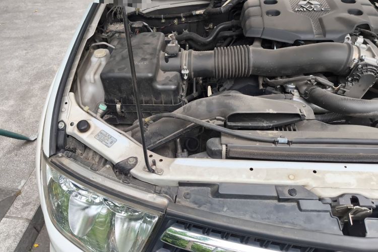 Used Mitsubishi Pajero Sport 2013 3.0L Automatic 4x4 Flagship Edition Engine Bay Right