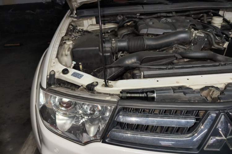 Used Mitsubishi Pajero Sport 2013 3.0L Automatic 4x4 Executive Edition Engine Bay Right