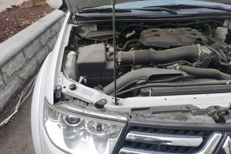 Used Mitsubishi Pajero Sport 2013 3.0L Automatic Two-Wheel Drive Luxury Edition Engine Bay Right