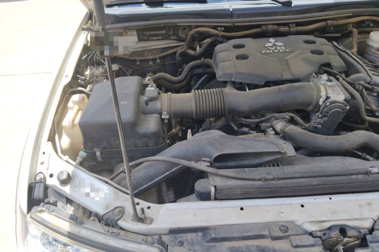 Used Mitsubishi Pajero Sport 2013 3.0L Automatic 4x4 Flagship Edition Engine Bay Right