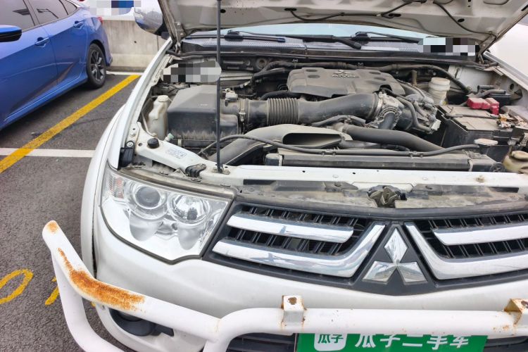 Used Mitsubishi Pajero Sport 2013 3.0L Automatic 4x4 Executive Edition Engine Bay Right