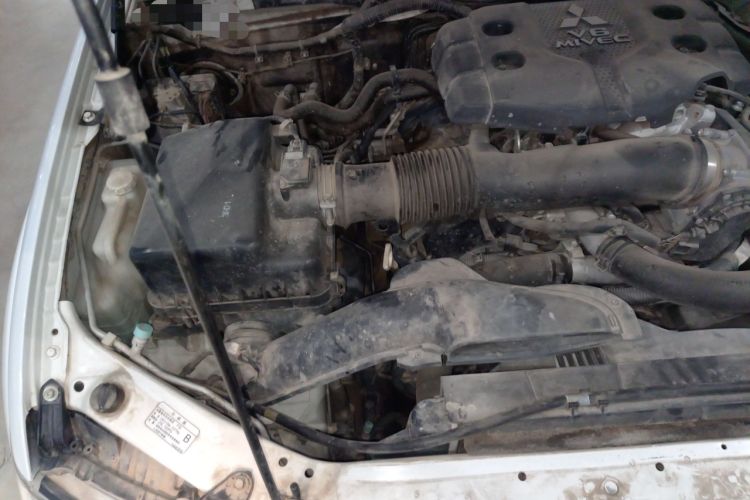 Used Mitsubishi Pajero Sport 2013 3.0L Automatic 4x4 Flagship Edition Engine Bay Right