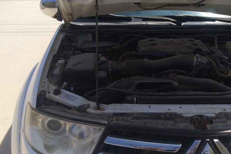 Used Mitsubishi Pajero Sport 2013 3.0L Automatic 4x4 Executive Edition Engine Bay Right