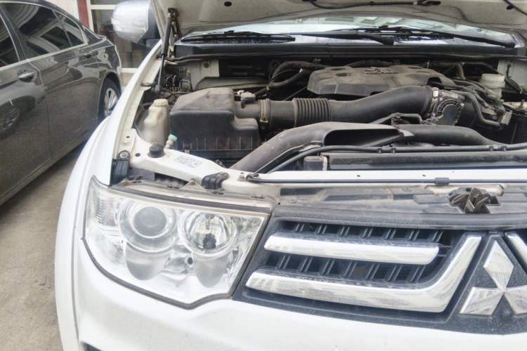 Used Mitsubishi Pajero Sport 2013 3.0L Automatic 4x4 Executive Edition Engine Bay Right