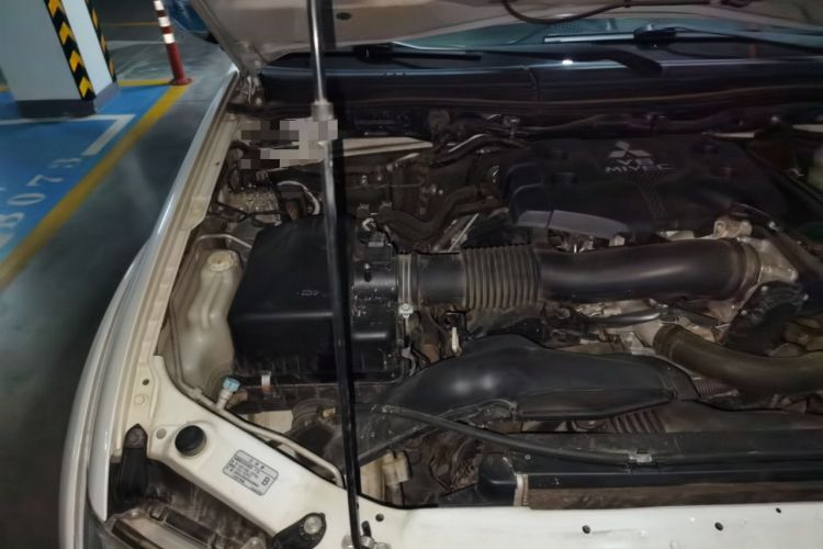 Used Mitsubishi Pajero Sport 2013 3.0L Automatic 4x4 Executive Edition Engine Bay Right