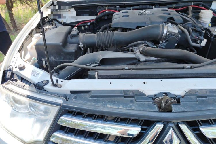 Used Mitsubishi Pajero Sport 2013 3.0L Automatic 4x4 Executive Edition Engine Bay Right
