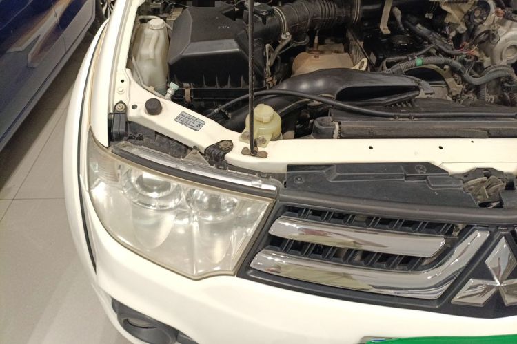 Used Mitsubishi Pajero Sport 2013 2.4L Manual Two-Wheel Drive Comfort Edition Engine Bay Right