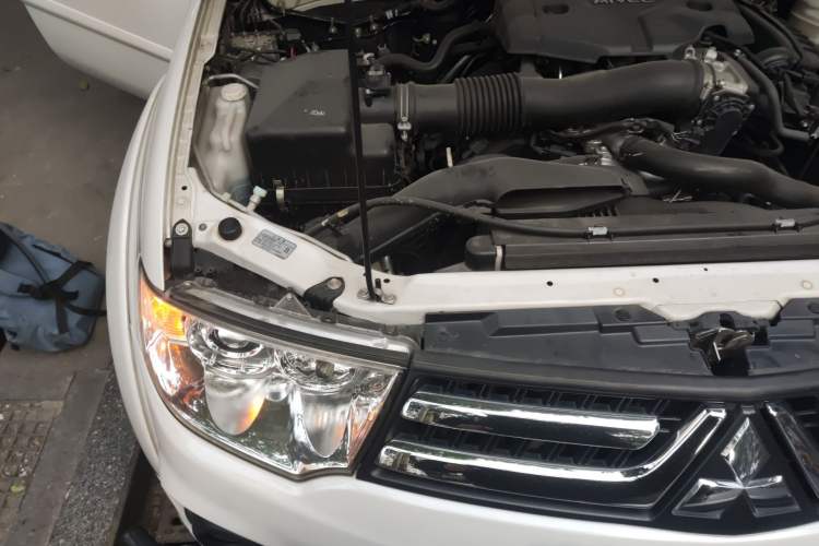 Used Mitsubishi Pajero Sport 2013 3.0L Automatic 4x4 Flagship Edition Engine Bay Right
