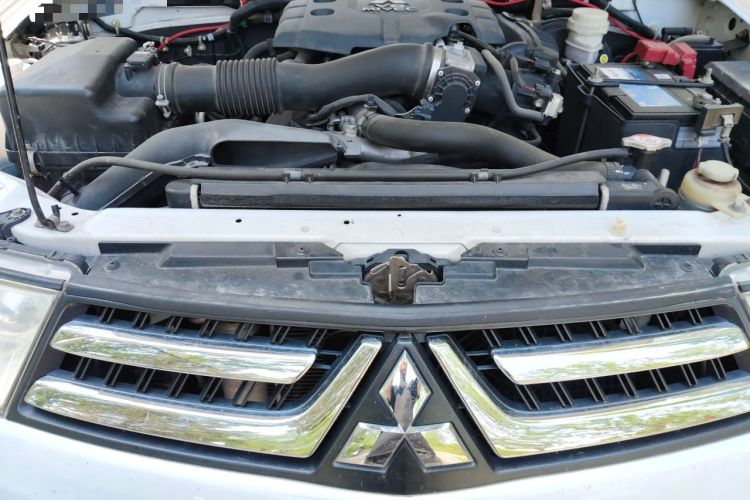 Used Mitsubishi Pajero Sport 2013 3.0L Automatic 4x4 Executive Edition Engine Bay