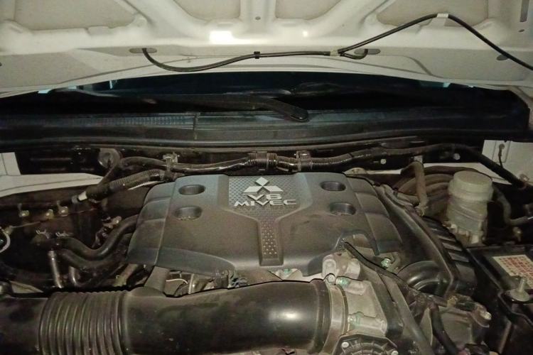 Used Mitsubishi Pajero Sport 2013 3.0L Automatic 4x4 Executive Edition Engine Bay