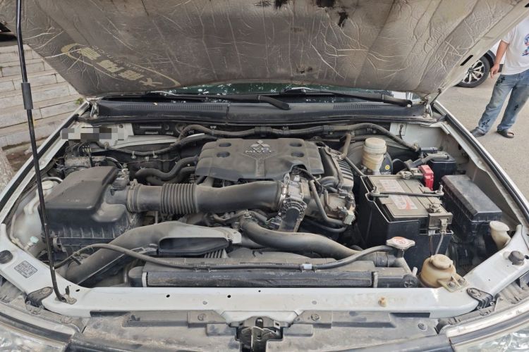 Used Mitsubishi Pajero Sport 2013 3.0L Automatic 4x4 Flagship Edition Engine Bay