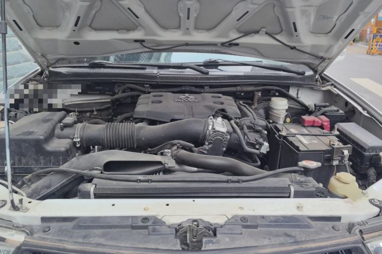Used Mitsubishi Pajero Sport 2013 3.0L Automatic Two-Wheel Drive Luxury Edition Engine Bay