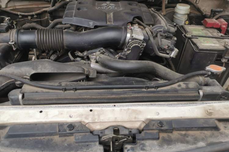 Used Mitsubishi Pajero Sport 2013 3.0L Automatic Two-Wheel Drive Luxury Edition Engine Bay