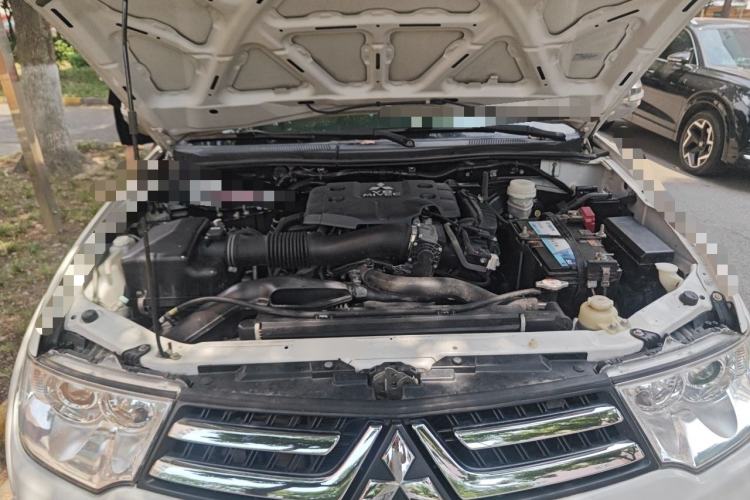 Used Mitsubishi Pajero Sport 2013 3.0L Automatic 4x4 Flagship Edition Engine Bay