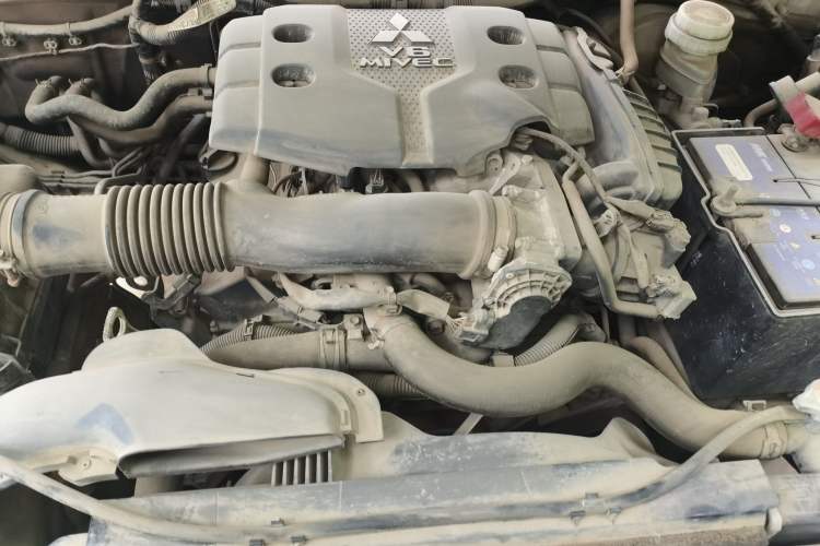 Used Mitsubishi Pajero Sport 2013 3.0L Automatic Two-Wheel Drive Luxury Edition Engine Bay