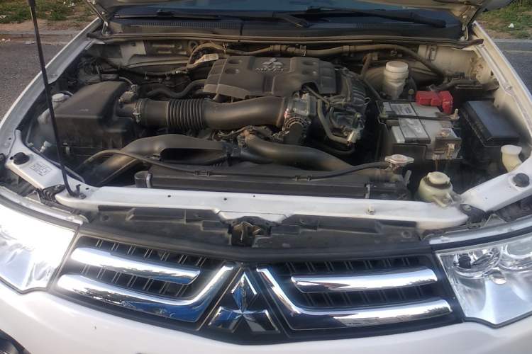 Used Mitsubishi Pajero Sport 2013 3.0L Automatic 4x4 Flagship Edition Engine Bay