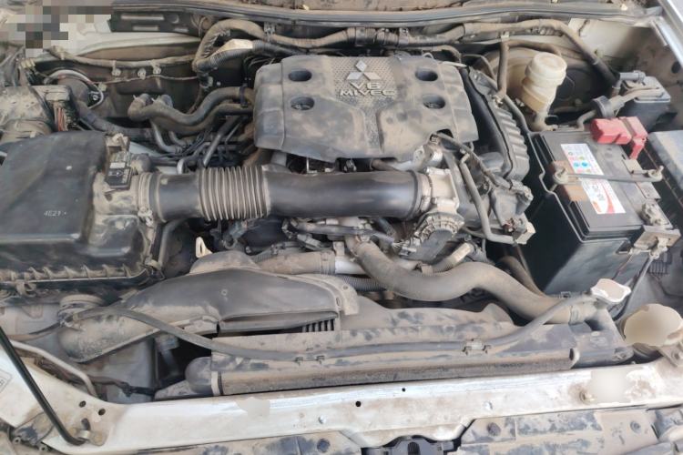 Used Mitsubishi Pajero Sport 2013 3.0L Automatic 4x4 Executive Edition Engine Bay