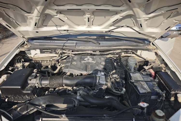Used Mitsubishi Pajero Sport 2013 3.0L Automatic 4x4 Flagship Edition Engine Bay