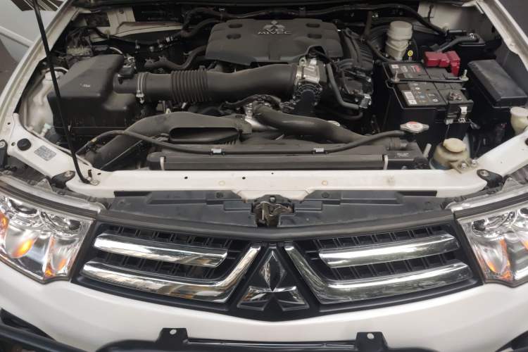 Used Mitsubishi Pajero Sport 2013 3.0L Automatic 4x4 Flagship Edition Engine Bay