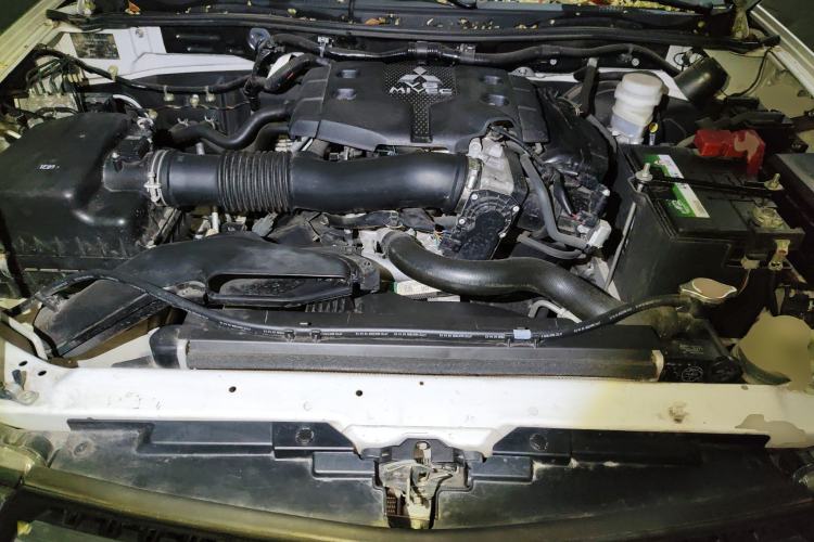 Used Mitsubishi Pajero Sport 2013 3.0L Automatic 4x4 Flagship Edition Engine Bay