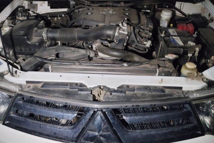 Used Mitsubishi Pajero Sport 2013 3.0L Automatic 4x4 Flagship Edition Engine Bay