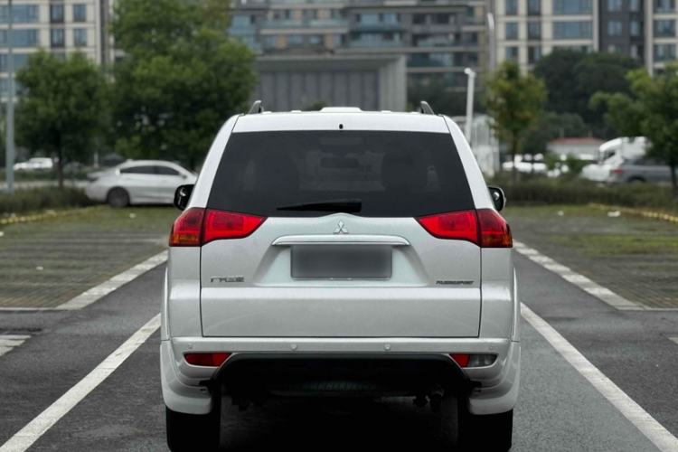 Used Mitsubishi Pajero Sport 2013 3.0L Automatic Two-Wheel Drive Luxury Edition Exterior 2