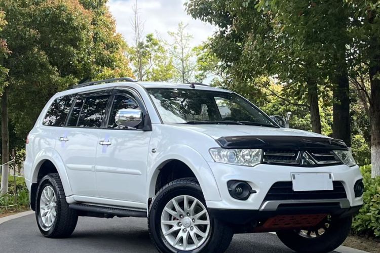 Used Mitsubishi Pajero Sport 2013 3.0L Automatic 4x4 Executive Edition Exterior 2