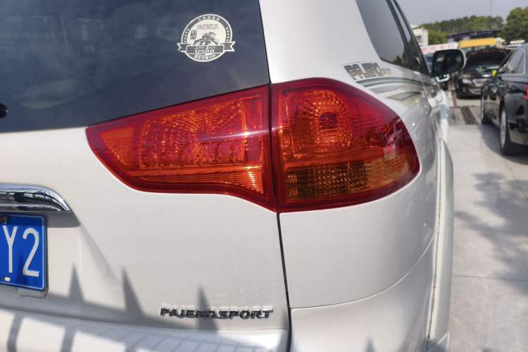 Used Mitsubishi Pajero Sport 2013 3.0L Automatic Two-Wheel Drive Luxury Edition Exterior 3