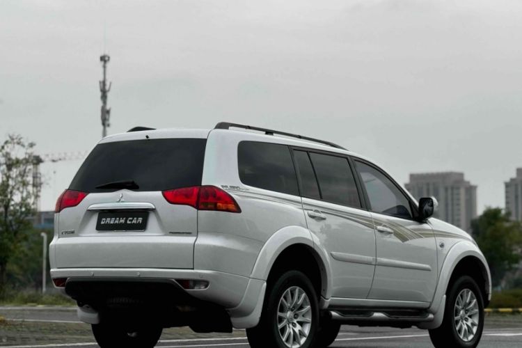 Used Mitsubishi Pajero Sport 2013 3.0L Automatic Two-Wheel Drive Luxury Edition Exterior 3