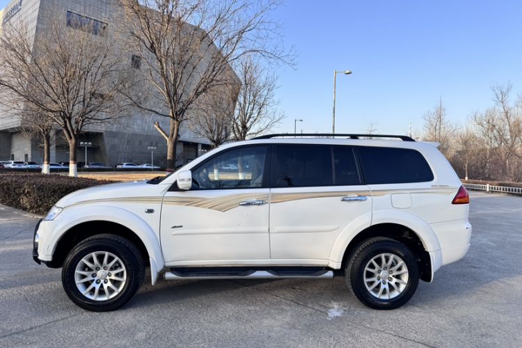 Used Mitsubishi Pajero Sport 2013 3.0L Automatic Two-Wheel Drive Luxury Edition Exterior 3