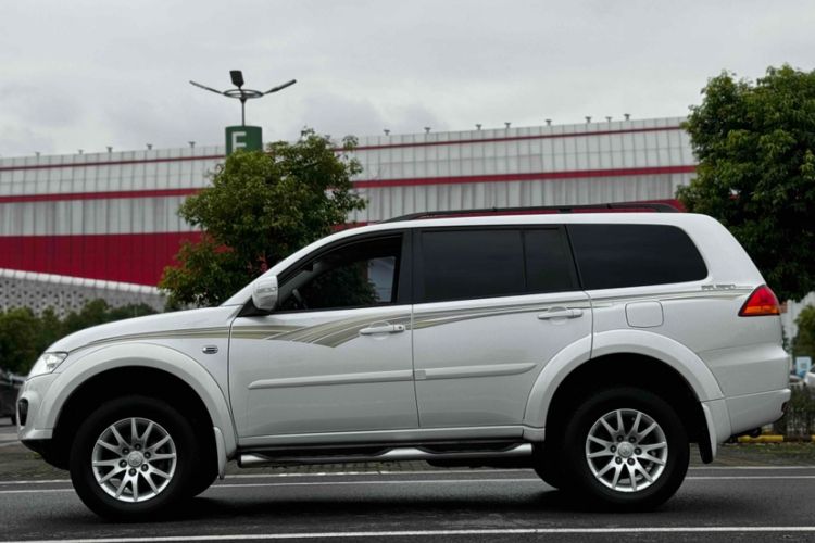 Used Mitsubishi Pajero Sport 2013 3.0L Automatic Two-Wheel Drive Luxury Edition Exterior 4