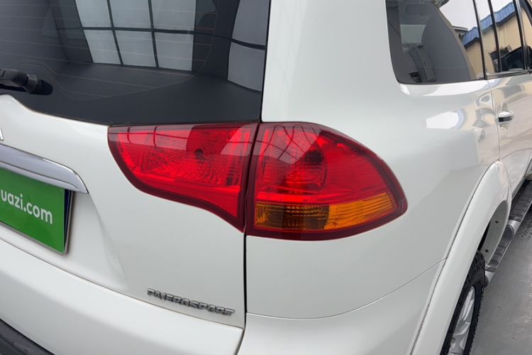 Used Mitsubishi Pajero Sport 2013 2.4L Manual Two-Wheel Drive Comfort Edition Exterior 4