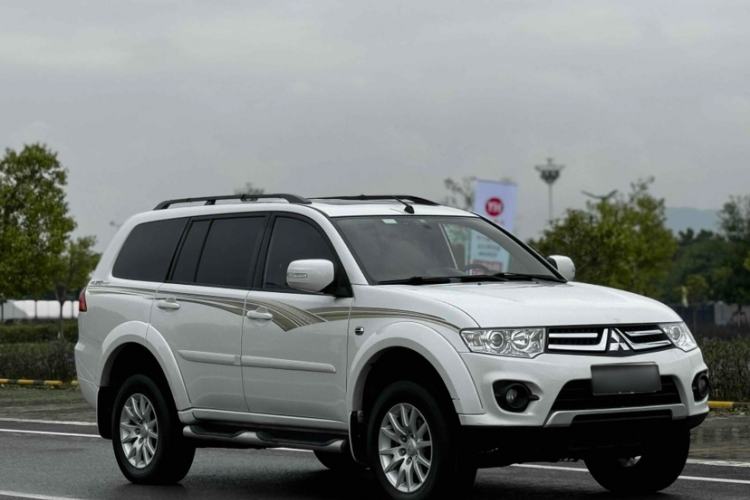 Used Mitsubishi Pajero Sport 2013 3.0L Automatic Two-Wheel Drive Luxury Edition Exterior 5