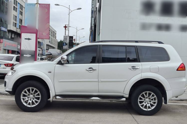 Used Mitsubishi Pajero Sport 2013 3.0L Automatic 4x4 Executive Edition Exterior 5