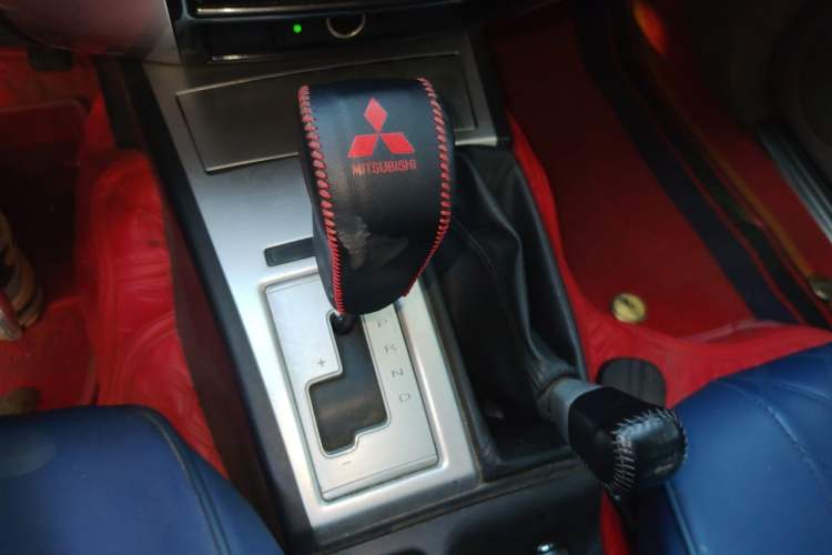 Used Mitsubishi Pajero Sport 2013 3.0L Automatic 4x4 Executive Edition Gear Lever