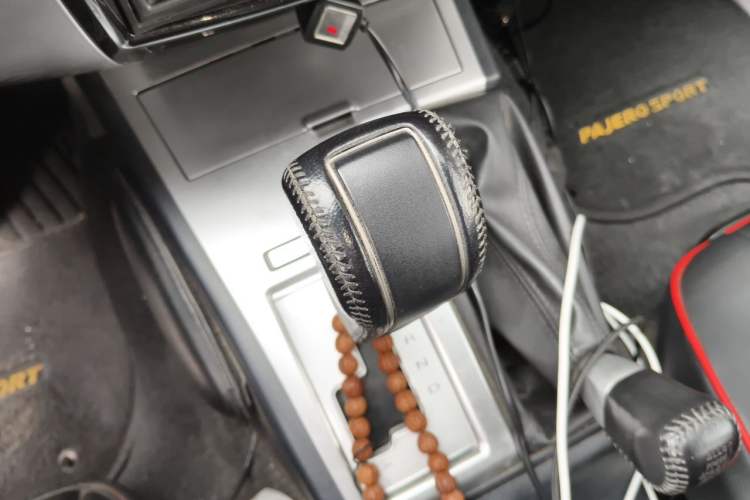 Used Mitsubishi Pajero Sport 2013 3.0L Automatic 4x4 Executive Edition Gear Lever