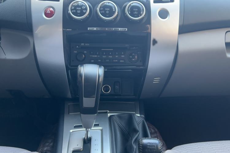 Used Mitsubishi Pajero Sport 2013 3.0L Automatic 4x4 Executive Edition Gear Lever