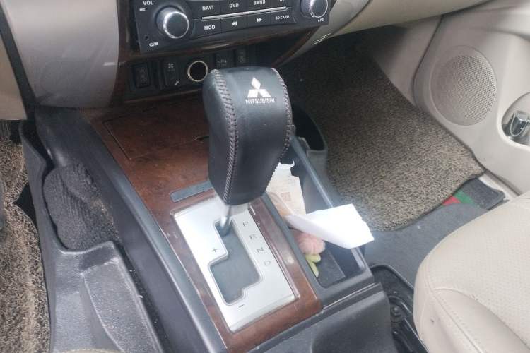 Used Mitsubishi Pajero Sport 2013 3.0L Automatic Two-Wheel Drive Luxury Edition Gear Lever