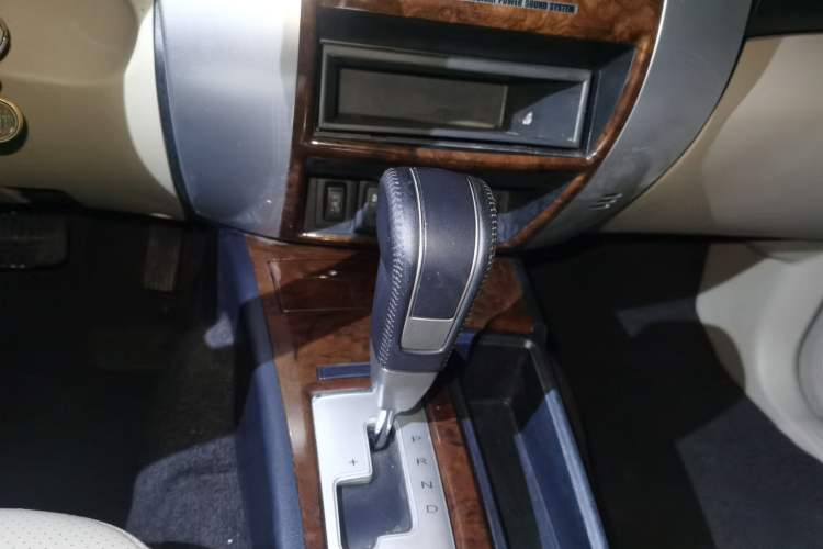 Used Mitsubishi Pajero Sport 2013 3.0L Automatic Two-Wheel Drive Luxury Edition Gear Lever