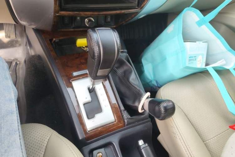 Used Mitsubishi Pajero Sport 2013 3.0L Automatic 4x4 Flagship Edition Gear Lever
