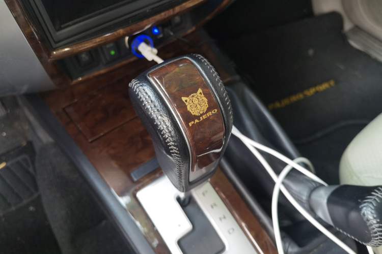 Used Mitsubishi Pajero Sport 2013 3.0L Automatic 4x4 Flagship Edition Gear Lever