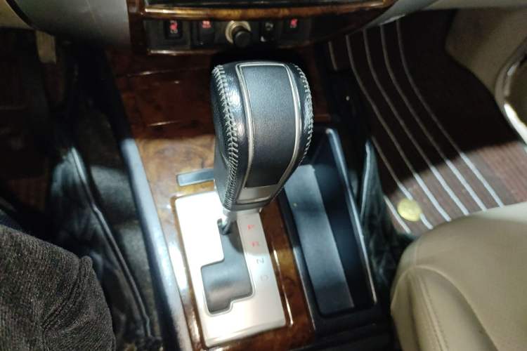 Used Mitsubishi Pajero Sport 2013 3.0L Automatic Two-Wheel Drive Luxury Edition Gear Lever