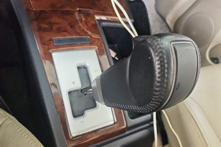 Used Mitsubishi Pajero Sport 2013 3.0L Automatic Two-Wheel Drive Luxury Edition Gear Lever
