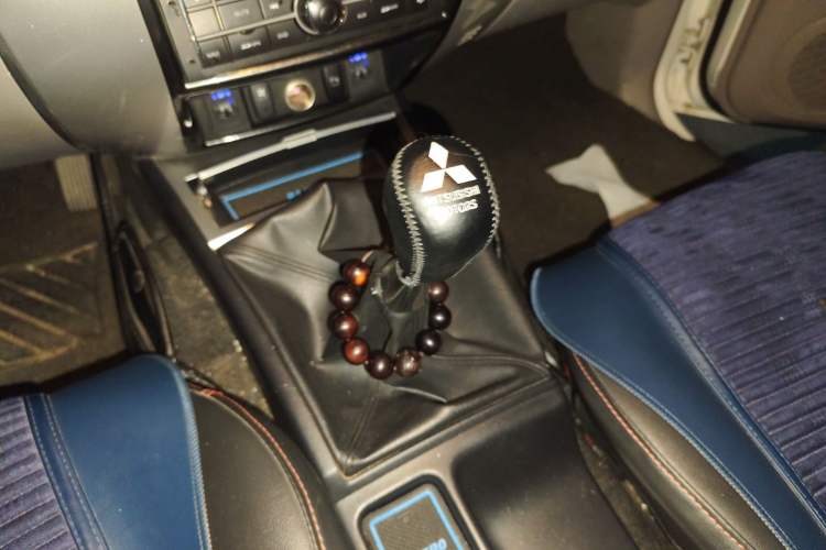 Used Mitsubishi Pajero Sport 2013 2.4L Manual Two-Wheel Drive Comfort Edition Gear Lever