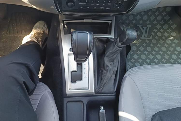 Used Mitsubishi Pajero Sport 2013 3.0L Automatic 4x4 Executive Edition Gear Lever