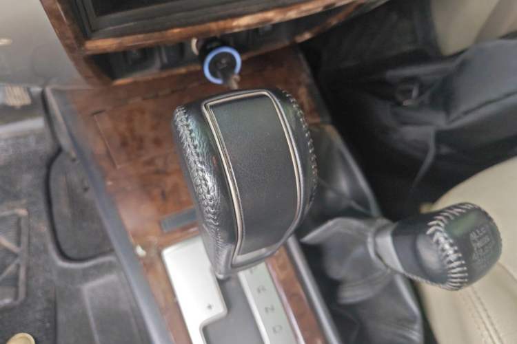 Used Mitsubishi Pajero Sport 2013 3.0L Automatic 4x4 Flagship Edition Gear Lever