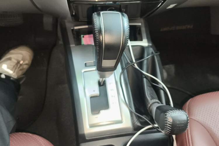 Used Mitsubishi Pajero Sport 2013 3.0L Automatic 4x4 Executive Edition Gear Lever