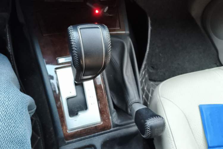 Used Mitsubishi Pajero Sport 2013 3.0L Automatic 4x4 Flagship Edition Gear Lever