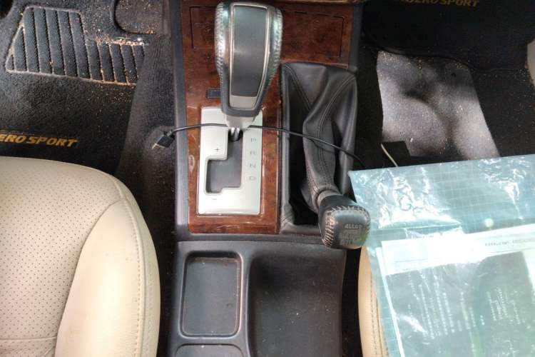 Used Mitsubishi Pajero Sport 2013 3.0L Automatic 4x4 Flagship Edition Gear Lever